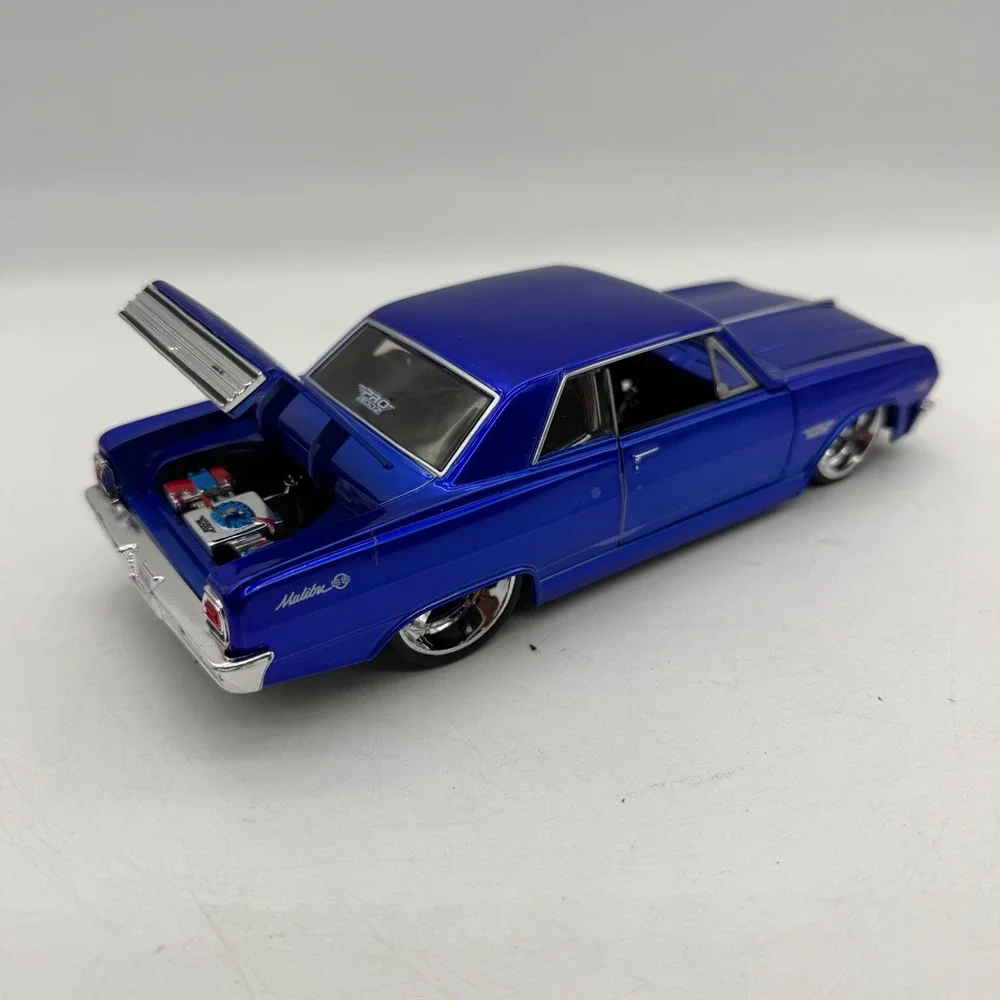 Maisto 31090 Pro Rodz 1:24 Scale 1965 Chevrolet Malibu SS 2005 Diecast Metal Car